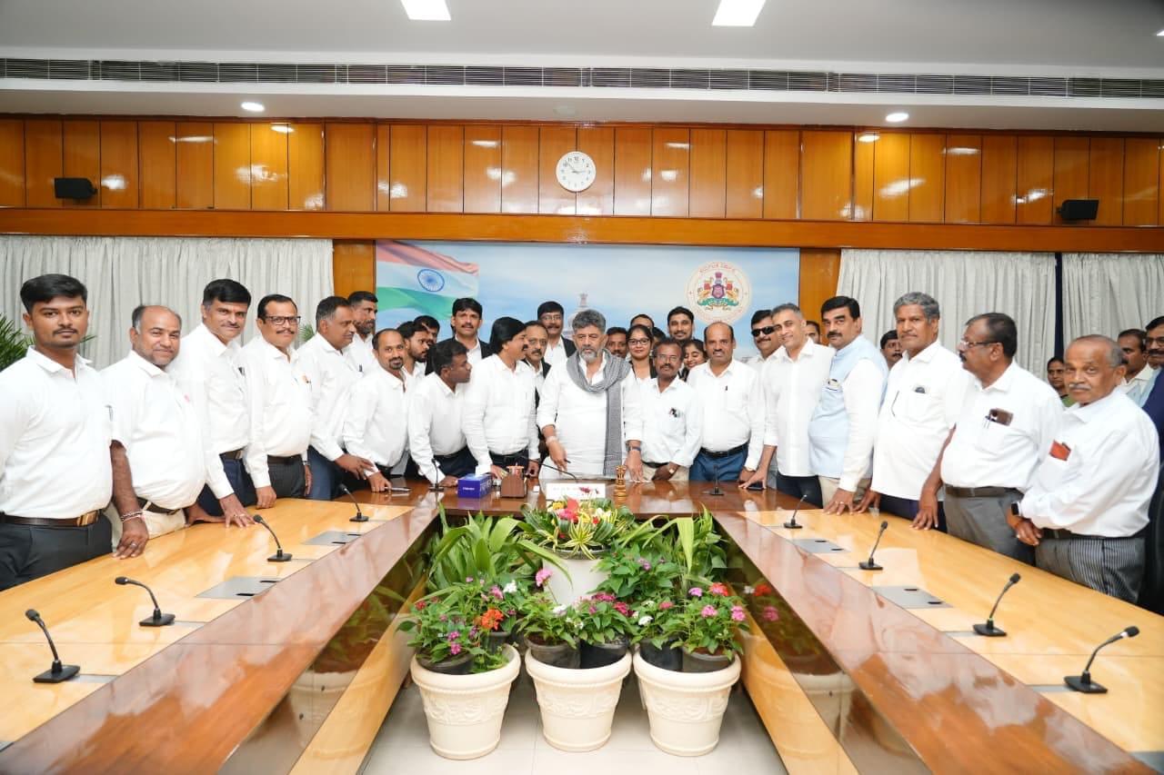 ಮುಖ್ಯಮಂತ್ರಿ ಡಿಕೆ ಶಿವಕುಮಾರ್ ಅವರನ್ನು ಭೇಟಿ ಮಾಡಿದ ಕನಕಪುರದ ವಕೀಲರ ಸಂಘದ ನಿಯೋಗ