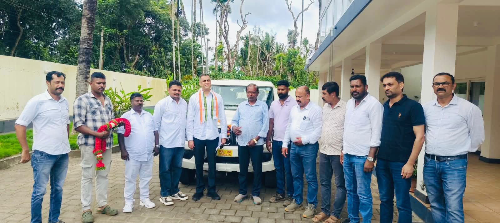 ಪೊನ್ನಂಪೇಟೆ: ಅಂಬೇಡ್ಕರ್ ನಿಗಮದ ವಾಹನ ಖರೀದಿ ಅನುದಾನ - ಕುಟ್ಟದ ಷಣ್ಮುಗ ಅವರಿಗೆ ವಾಹನ ಕೀ ಹಸ್ತಾಂತರ