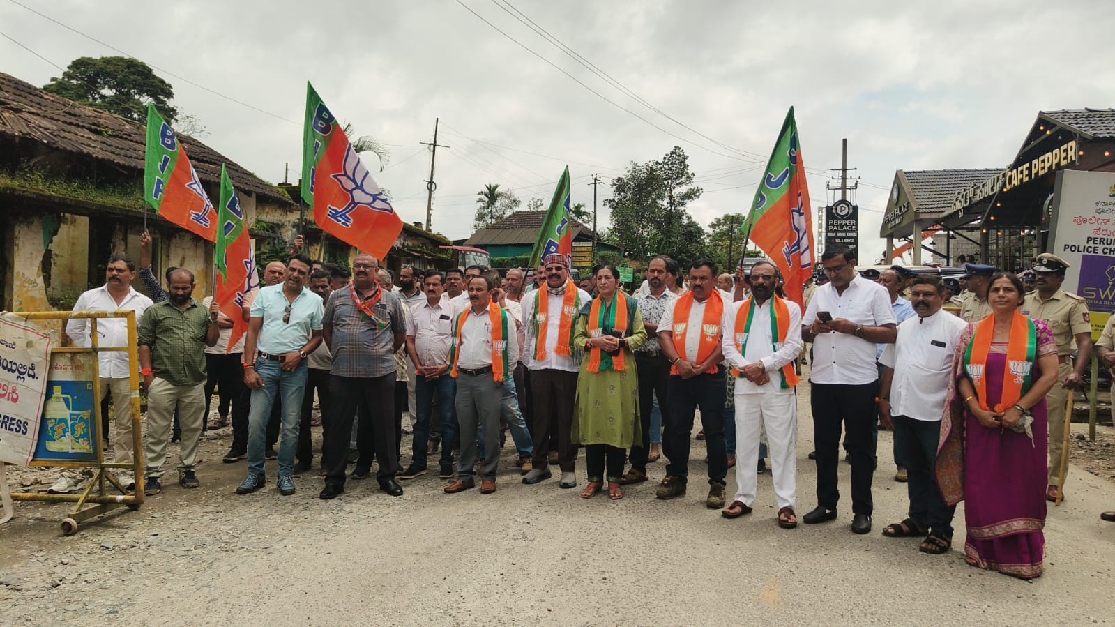 ಪೆರುಂಬಾಡಿ ಚೆಕ್ಪೋಸ್ಟ್ನಲ್ಲಿ ಹಫ್ತಾ ದಂಧೆ ಆರೋಪ: ಸಿಬಿಐ ತನಿಖೆಗೆ ಆಗ್ರಹಿಸಿ ಬಿಜೆಪಿಯಿಂದ 'ಪೆರುಂಬಾಡಿ ಚಲೋ'