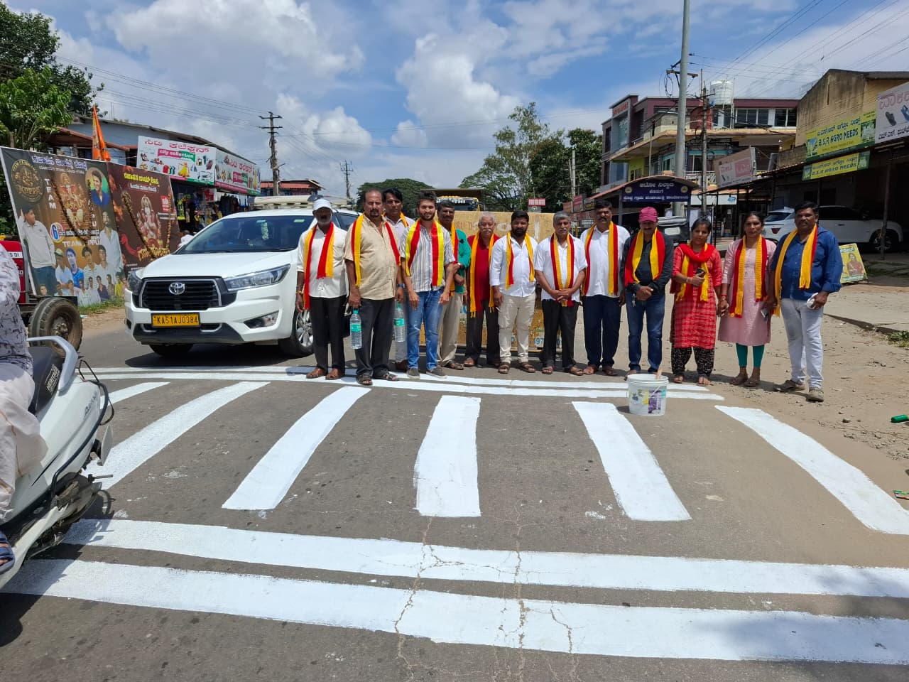 ಸರಣಿ ಅಪಘಾತಕ್ಕೆ ಬ್ರೇಕ್: ರಸ್ತೆಗಿಳಿದು ಹಂಪ್‌ಗಳಿಗೆ ಬಣ್ಣ ಬಳಿದ ಕರವೇ ಸ್ವಾಭಿಮಾನಿ ಸೇನೆ