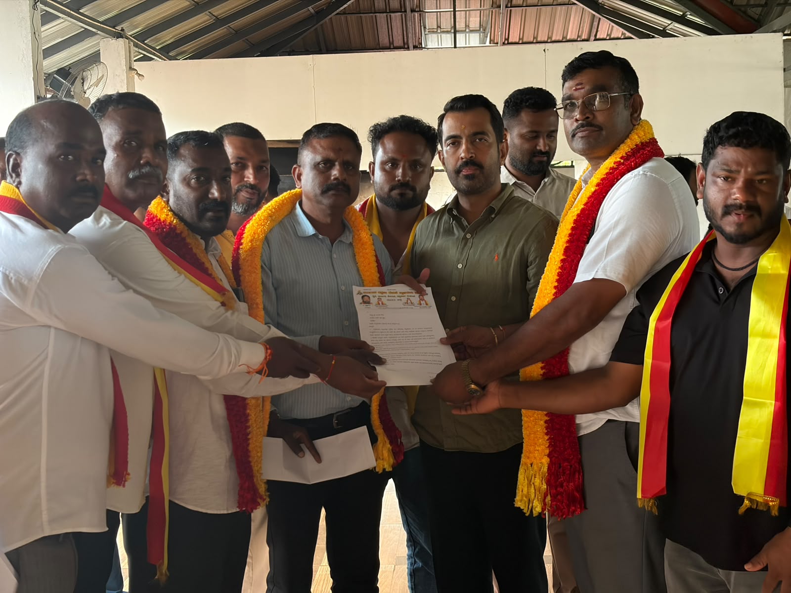 ಮೂಲಭೂತ ಸೌಕರ್ಯ ಹಾಗೂ ಕಾವೇರಿ ಮಾಲಿನ್ಯ ತಡೆಗಟ್ಟುವಂತೆ ಶಾಸಕರಿಗೆ ಮನವಿ