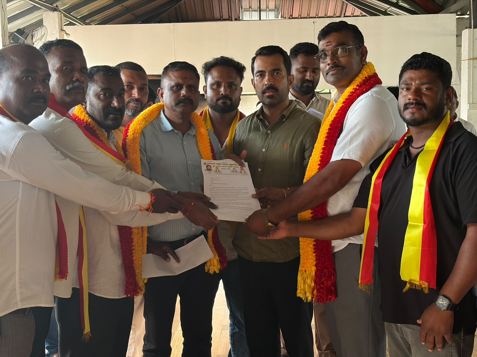ನೆಲ್ಲಿಹುದಿಕೇರಿ ವ್ಯಾಪ್ತಿಯಲ್ಲಿ ಹದಗೆಟ್ಟ ರಸ್ತೆ, ಪಾರ್ಕಿಂಗ್ ಸಮಸ್ಯೆ; ಪರಿಹಾರಕ್ಕೆ ಕ.ರ.ವೇ ಸ್ವಾಭಿಮಾನಿ ಬಣದಿಂದ ಶಾಸಕರಿಗೆ ಮನವಿ