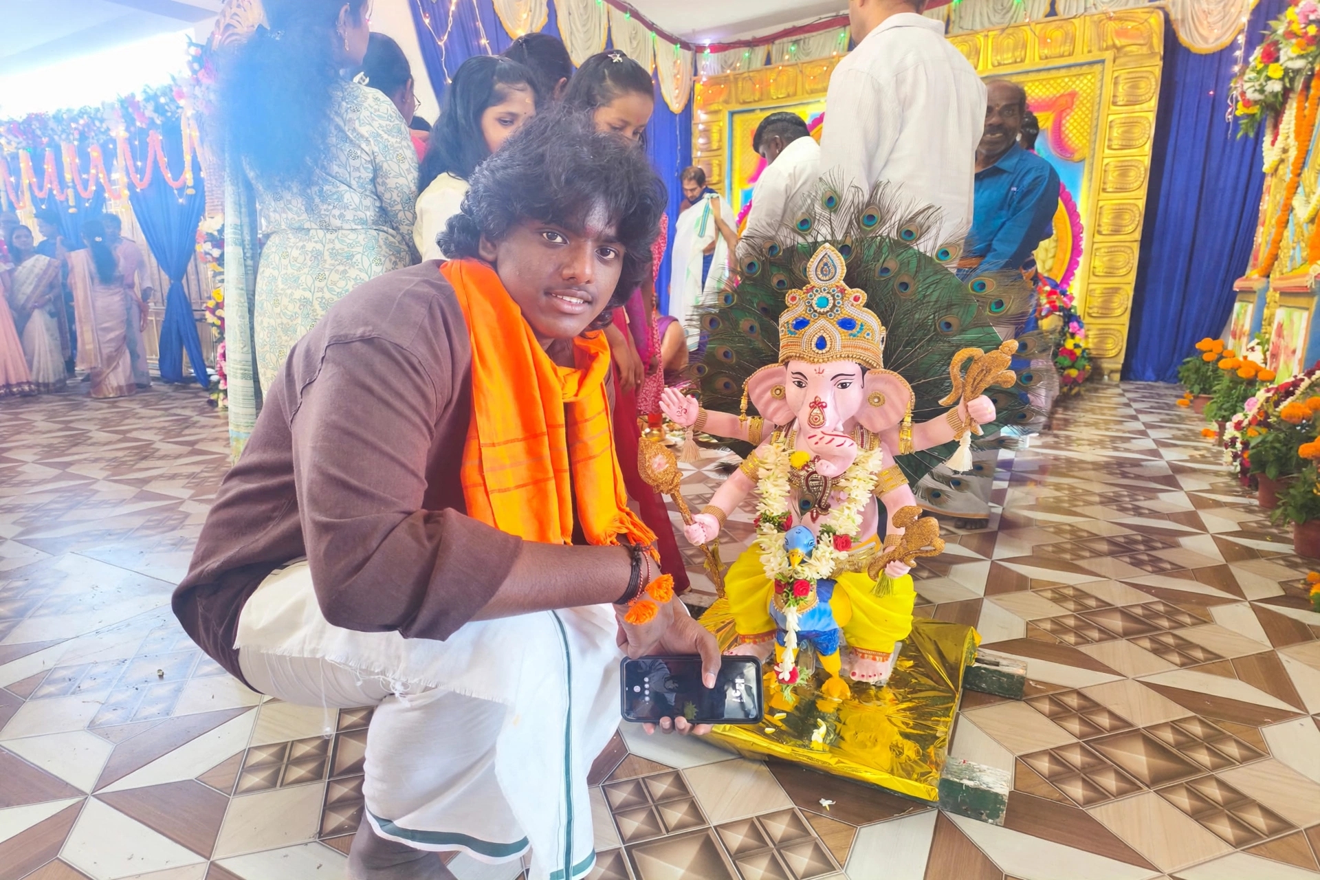 ಗಣಪತಿ ಮೂರ್ತಿಯನ್ನು ತಯಾರಿಸಿದ ಯುವಕ