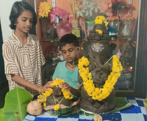ಶಿರಂಗಾಲ ಗ್ರಾಮದಲ್ಲಿ ಮನೆಯಲ್ಲಿ ಮಕ್ಕಳಿಂದ ಮಣ್ಣಿನ ಗಣೇಶ ಮೂರ್ತಿ ಪ್ರತಿಷ್ಠಾಪನೆ