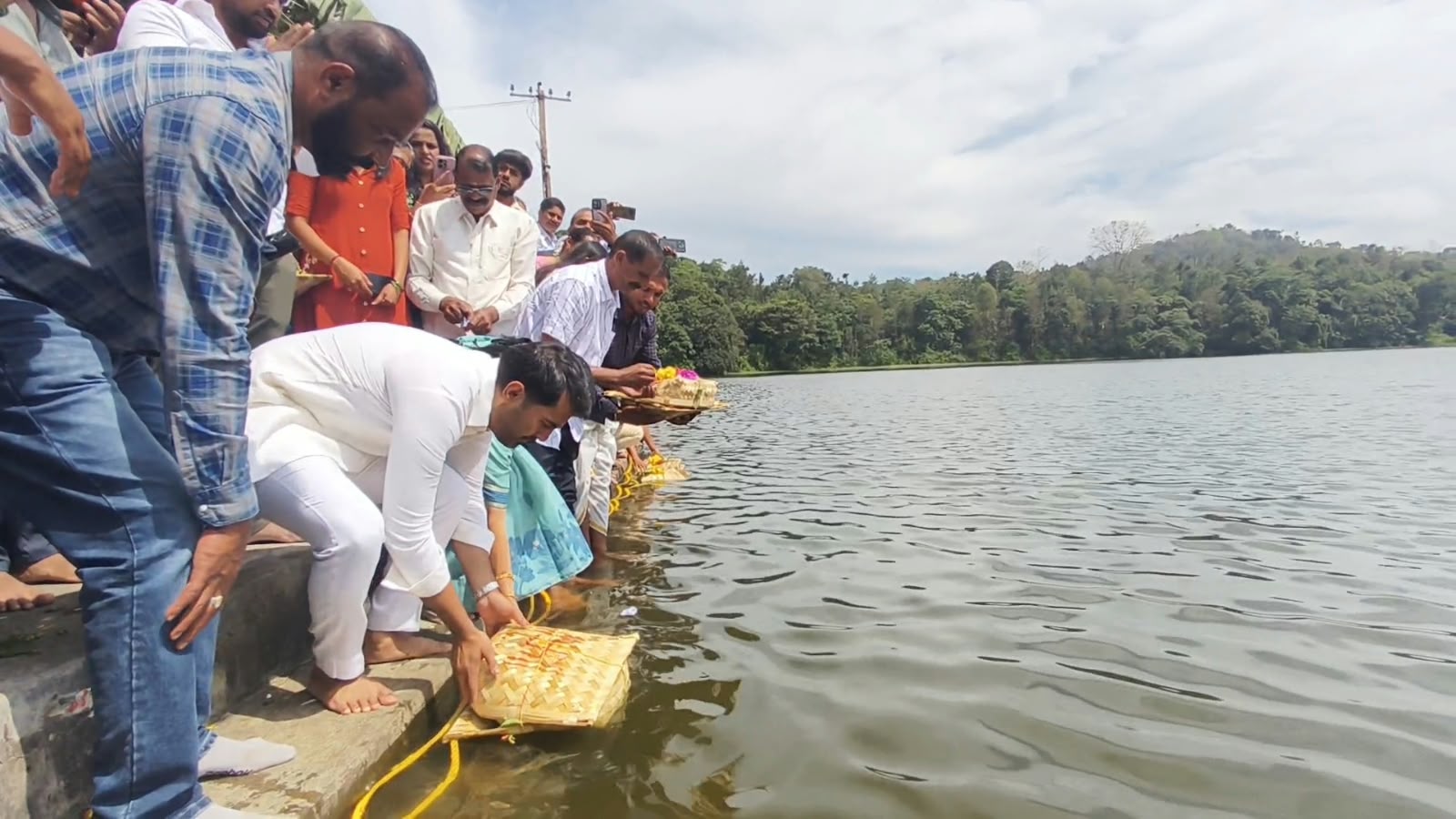 ಹೊನ್ನಮ್ಮನಕೆರೆಗೆ ಬಾಗಿನ ಅರ್ಪಣೆ: ಶ್ರದ್ಧಾ ಭಕ್ತಿಯಿಂದ ನೆರವೇರಿದ ಸ್ವರ್ಣಗೌರಿ ಉತ್ಸವ