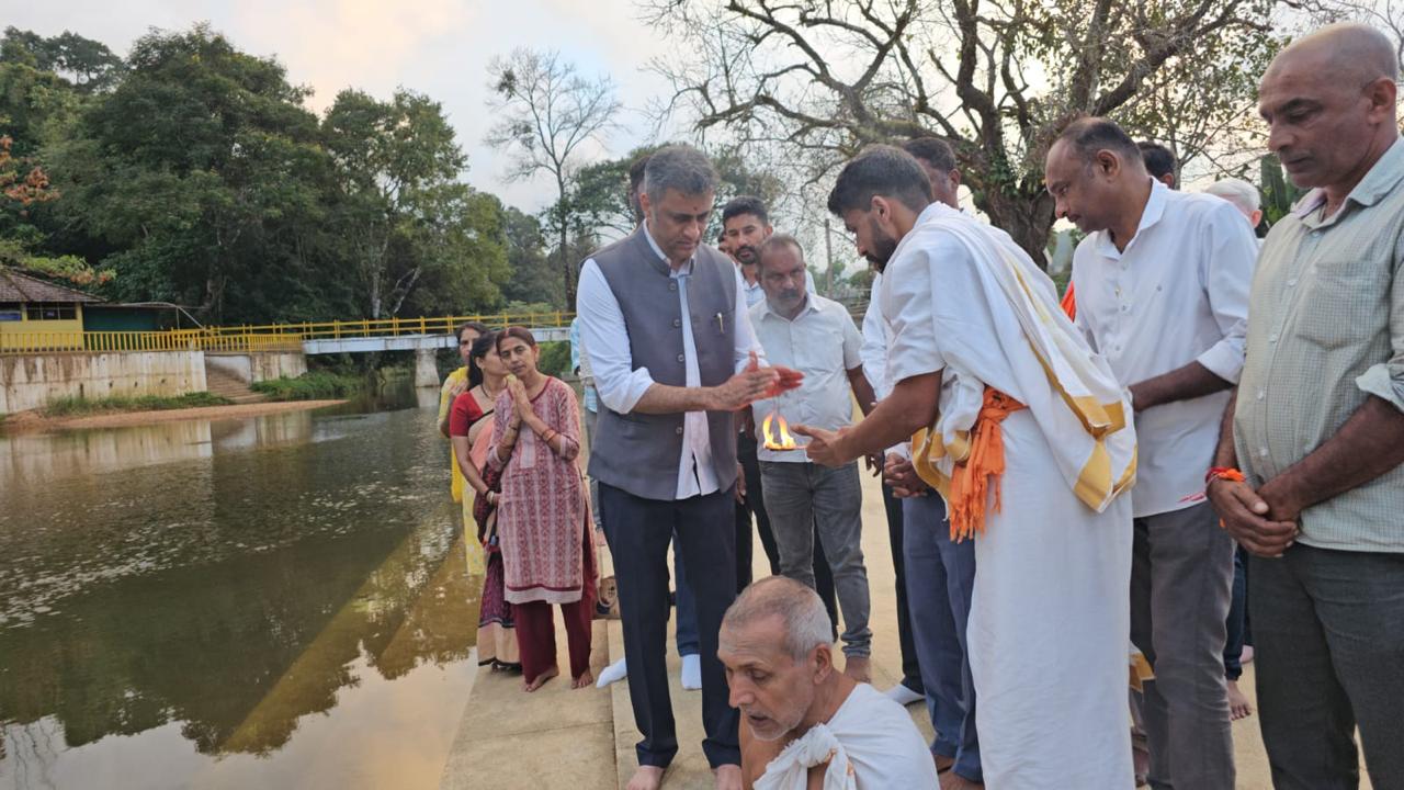 ತ್ರಿವೇಣಿ ಸಂಗಮದಲ್ಲಿ ಮಳೆಗಾಗಿ ಶಾಸಕ ಪೊನ್ನಣ್ಣ ಪ್ರಾರ್ಥನೆ