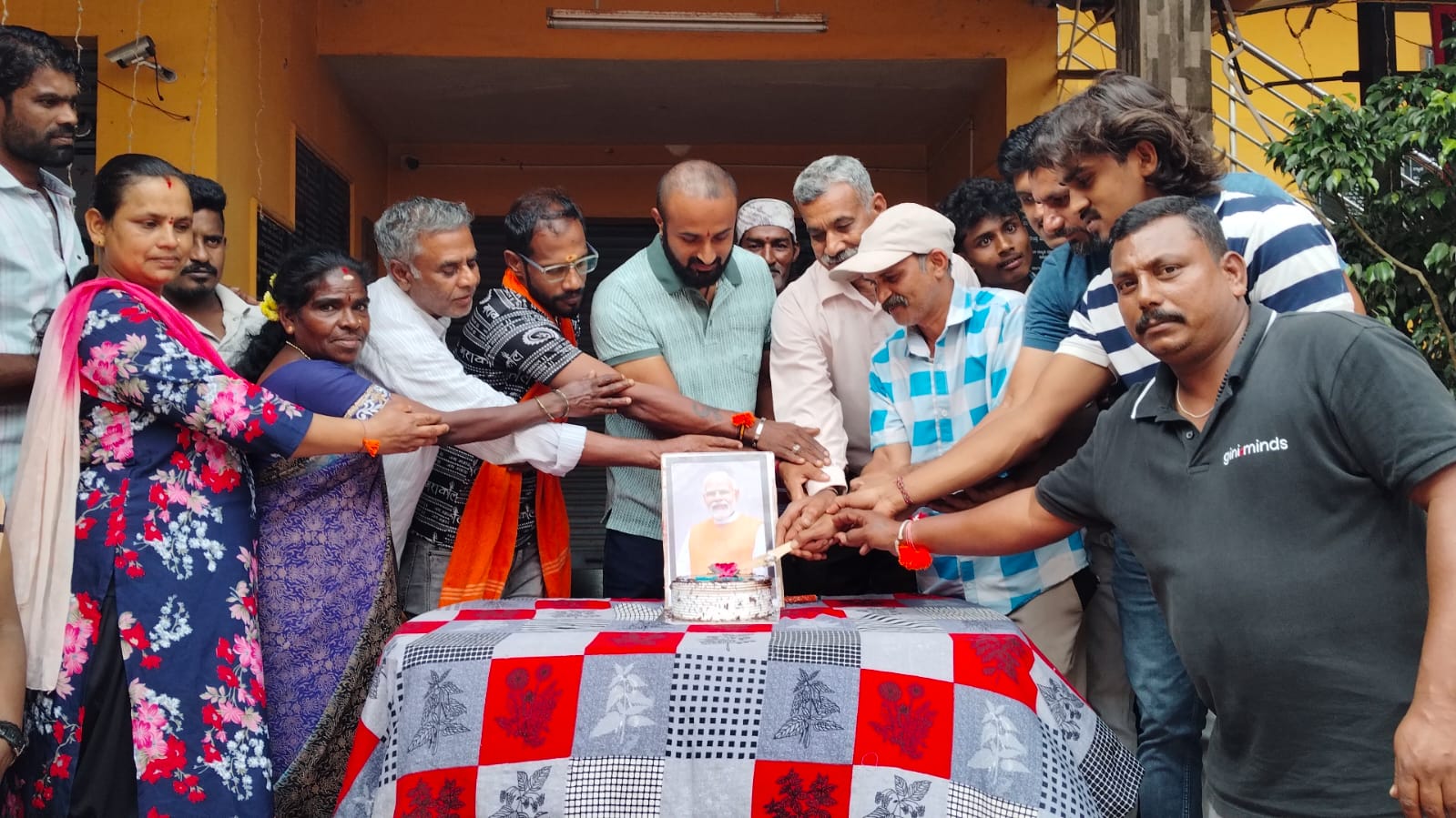 ಮೋದಿ ಹುಟ್ಟುಹಬ್ಬಕ್ಕೆ ಚೆಟ್ಟಳ್ಳಿಯಲ್ಲಿ ಸಂಭ್ರಮ: ಕೇಕ್ ಕತ್ತರಿಸಿ ಶುಭಾಶಯ