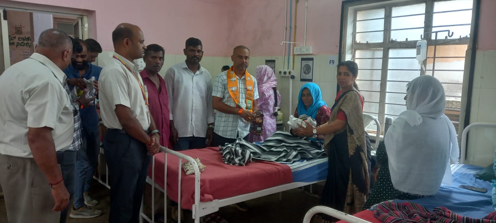 ಸಿದ್ದಾಪುರ: ಪ್ರಧಾನಿ ಮೋದಿ ಜನ್ಮದಿನಾಚರಣೆ - ಸಮುದಾಯ ಆರೋಗ್ಯ ಕೇಂದ್ರದ ಒಳರೋಗಿಗಳಿಗೆ ಹಣ್ಣು-ಹಂಪಲು ವಿತರಣೆ
