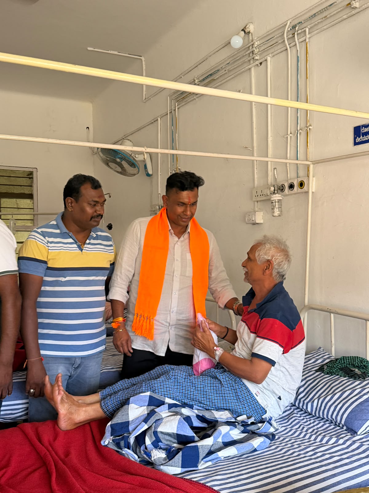ಪ್ರಧಾನಿ ನರೇಂದ್ರ ಮೋದಿ ಅವರ ಹುಟ್ಟು ಹಬ್ಬದ ಪ್ರಯುಕ್ತ ಎಡಿಕೇರಿ ಪ್ರಸನ್ನ ಅವರಿಂದ ರೋಗಿಗಳಿಗೆ ಹಣ್ಣು-ಹಂಪಲು ವಿತರಣೆ