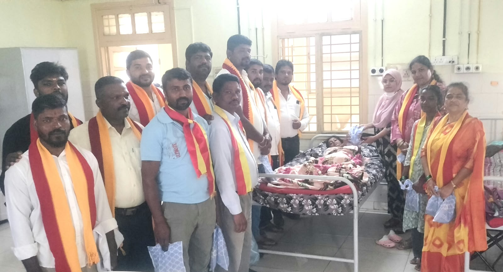 ಸೋಮವಾರಪೇಟೆ ಸರ್ಕಾರಿ ಆಸ್ಪತ್ರೆಯ ಒಳರೋಗಿಗಳಿಗೆ ಕರವೇ ವತಿಯಿಂದ ಹಣ್ಣು ಹಂಪಲು ವಿತರಣೆ