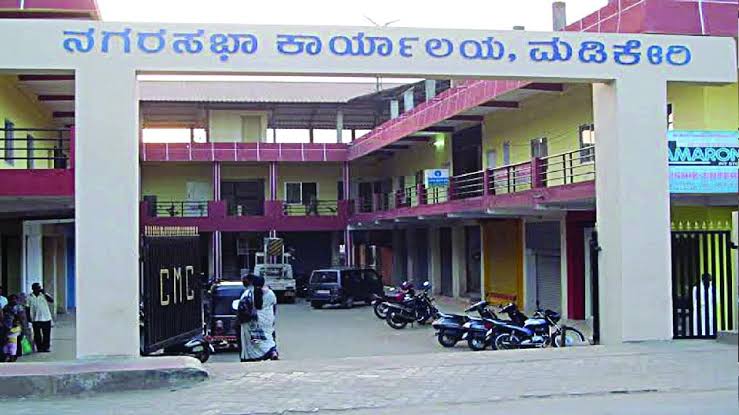 ಮಡಿಕೇರಿ ನಗರಸಭೆಗೆ ಲೋಕಾಯುಕ್ತ ದಾಳಿ; ಪೌರಾಯುಕ್ತರ ಮನೆ, ಕಚೇರಿ ಮೇಲೆ ಪರಿಶೀಲನೆ