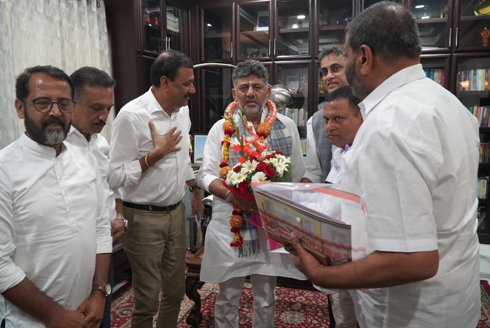 ಕೊಡಗು ಕಾಂಗ್ರೆಸ್ ನಿಯೋಗದಿಂದ ಸಿಎಂ ಭೇಟಿ; ಭವನ ನಿರ್ಮಾಣಕ್ಕೆ ಧನಸಹಾಯಕ್ಕೆ ಮನವಿ