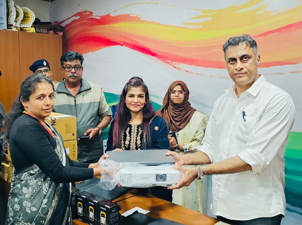 ಸರ್ಕಾರಿ ಶಾಲೆಗಳಿಗೆ ಲ್ಯಾಪ್ಟಾಪ್, ಪ್ರೊಜೆಕ್ಟರ್ ವಿತರಣೆ