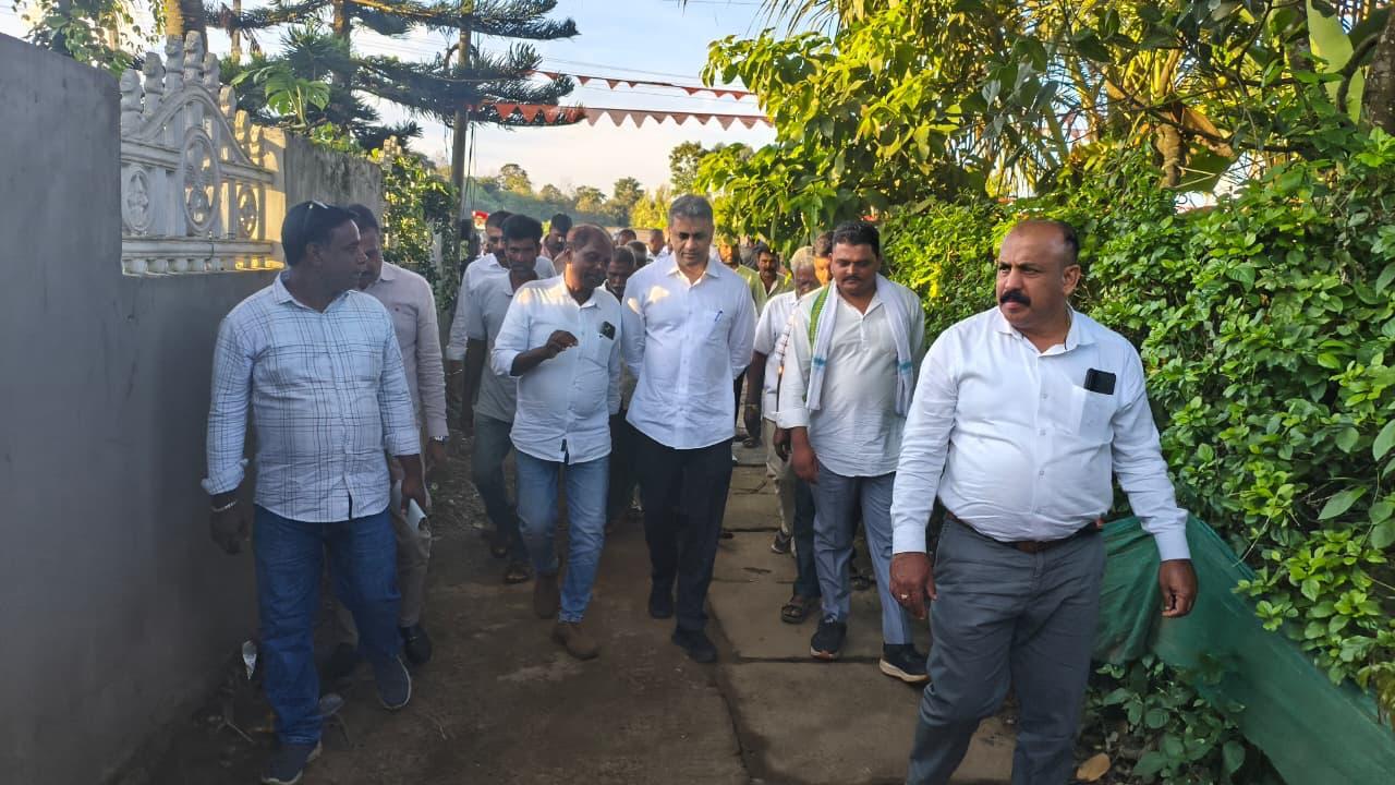 ಪೂಚಕಲ್ ಕಾಲೋನಿಗೆ ಶಾಸಕ ಪೊನ್ನಣ್ಣ ಭೇಟಿ
