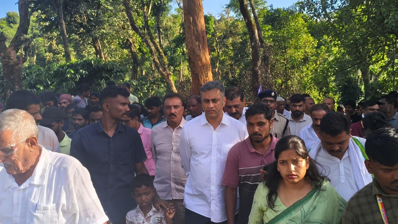 ಶ್ರೀಮಂಗಲದ ಅಮ್ಮೆಕೊಲ್ಲಿ ಗಿರಿಜನ ಹಾಡಿಗೆ ಶಾಸಕ ಪೊನ್ನಣ್ಣ ಭೇಟಿ