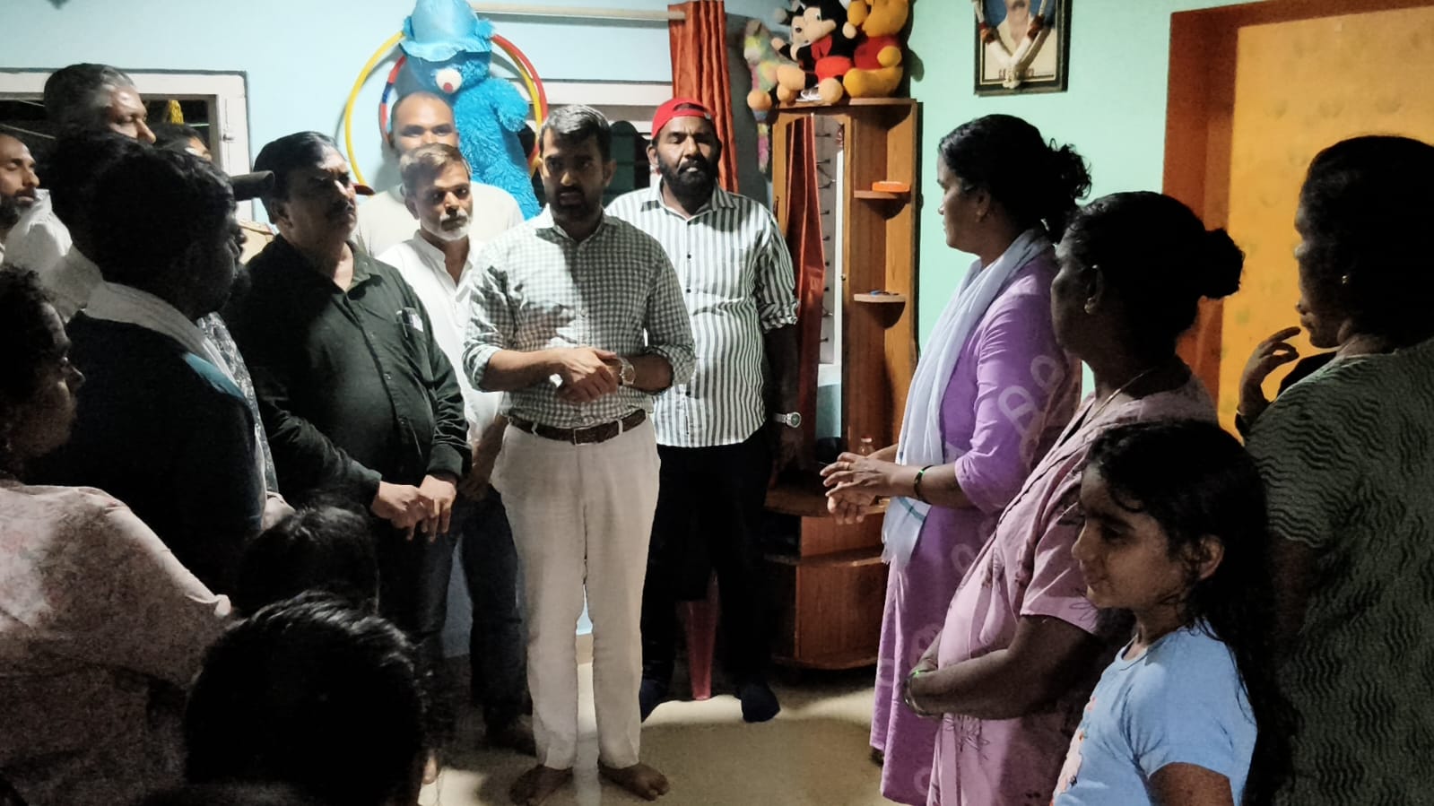 ಆನೆಕಾಡಿನಲ್ಲಿ ಅಪಘಾತದಲ್ಲಿ ಮೃತಪಟ್ಟ ಹೊಸಕೋಟೆ ಉಣ್ಣಿ ಕುಟುಂಬಕ್ಕೆ ಶಾಸಕ ಮಂತರ್ ಗೌಡ ಸಾಂತ್ವನ