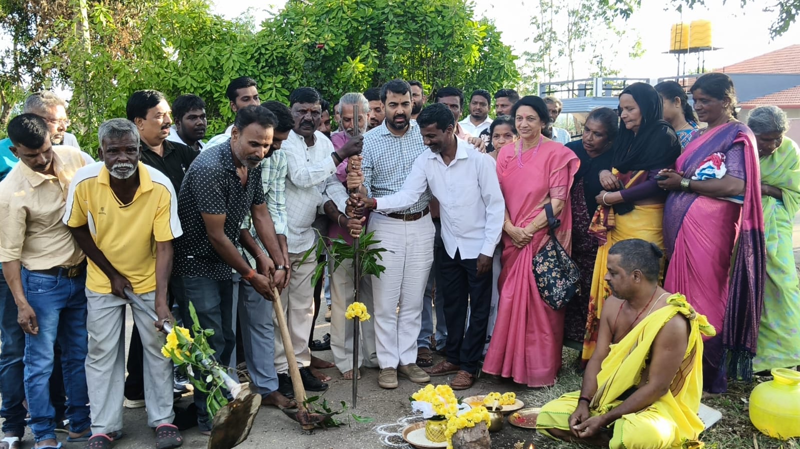 ಗುಡ್ಡೆಹೊಸೂರಿನಲ್ಲಿ 75 ಲಕ್ಷ ರೂ. ರಸ್ತೆ ಕಾಮಗಾರಿಗೆ ಶಾಸಕ ಮಂತರ್ ಗೌಡರಿಂದ ಗುದ್ದಲಿಪೂಜೆ