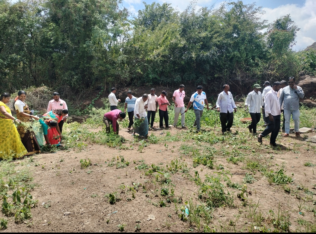 ತೊರೆನೂರು: ದೇವಸ್ಥಾನದಲ್ಲಿ ಸ್ವಚ್ಛತಾ ಕಾರ್ಯಕ್ರಮ