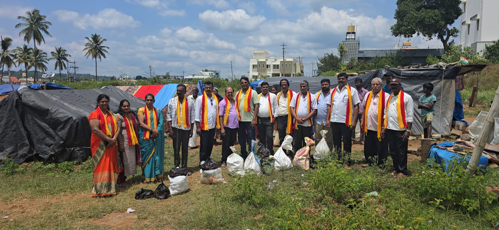 ಜಾತ್ರಾ ಮೈದಾನದ ಗುಡಿಸಲು ನಿವಾಸಿಗಳಿಗೆ ಕರವೇ ಸ್ವಾಭಿಮಾನಿ ಸೇನೆಯಿಂದ ಆಹಾರ ಕಿಟ್ ವಿತರಣೆ