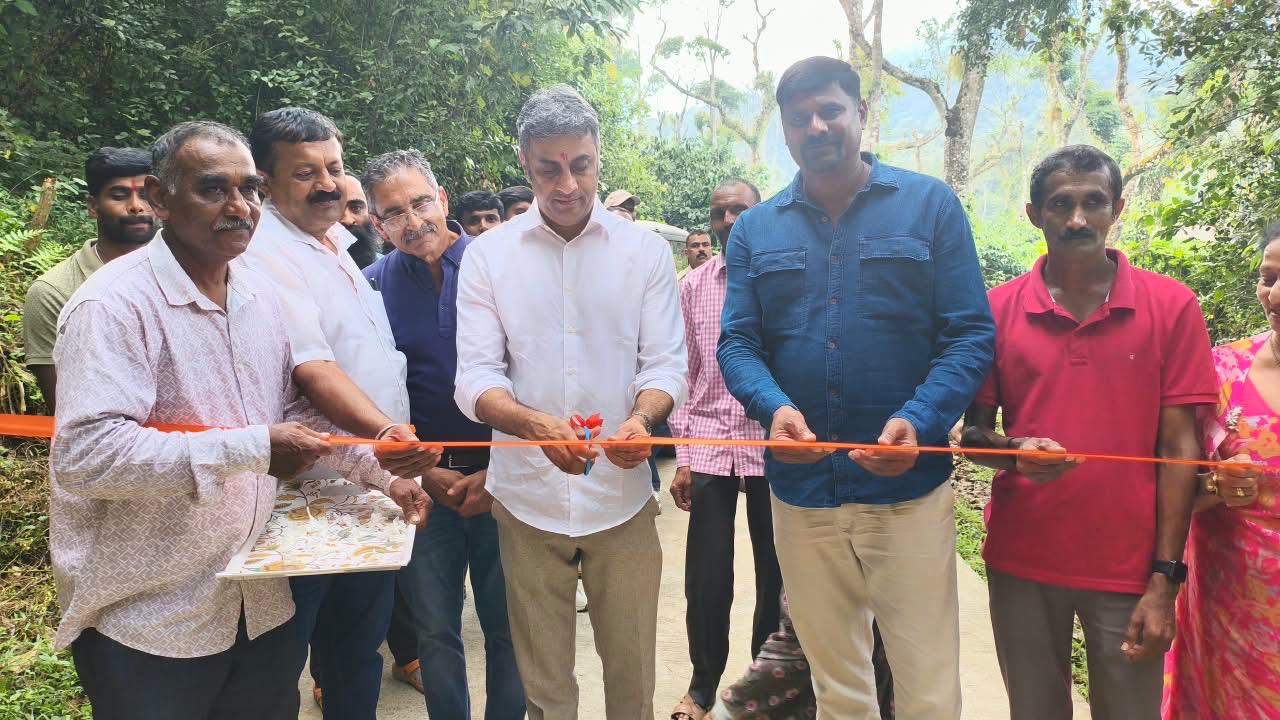 ಚೇಲಾವರ ಪೊನ್ನೋಲು ಶಾಸ್ತಾವು ದೇವಸ್ಥಾನಕ್ಕೆ ಶಾಸಕ ಪೊನ್ನಣ್ಣ ಭೇಟಿ: ರೂ. 5 ಲಕ್ಷ ವೆಚ್ಚದ ರಸ್ತೆ ಉದ್ಘಾಟನೆ