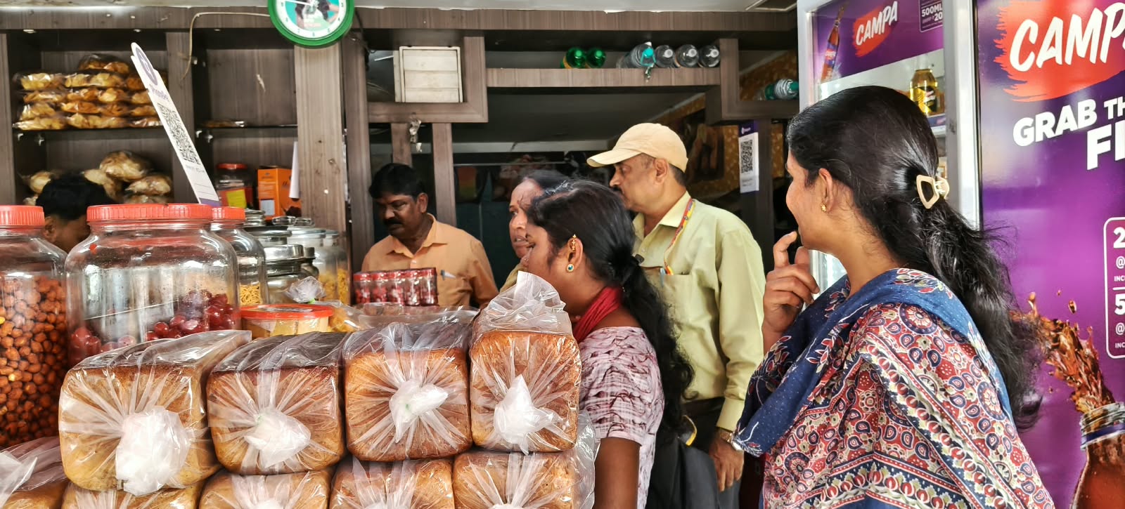 ವಿರಾಜಪೇಟೆಯಲ್ಲಿ ಹೋಟೆಲ್, ಬೇಕರಿಗಳ ಮೇಲೆ ಪುರಸಭೆ ಹಠಾತ್ ದಾಳಿ: ಶುಚಿತ್ವವಿಲ್ಲದ, ಲೈಸೆನ್ಸ್ ಇಲ್ಲದ ಅಂಗಡಿಗಳಿಗೆ ದಂಡದ ಬಿಸಿ