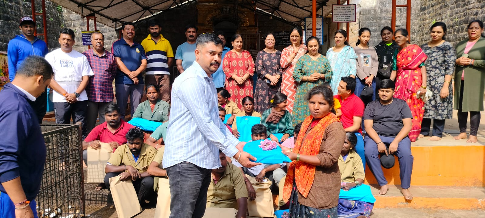 ದಸರಾ ಸುವರ್ಣ ಮಹೋತ್ಸವ ಸಂಭ್ರಮ : ಶ್ರೀ ಕೋಟೆ ಮಹಾಗಣಪತಿ ಸಮಿತಿಯಿಂದ ಸ್ವಚ್ಛತಾ ಶ್ರಮದಾನ : ಪೌರ ಕಾರ್ಮಿಕರಿಗೆ ಬಟ್ಟೆ ವಿತರಣೆ 