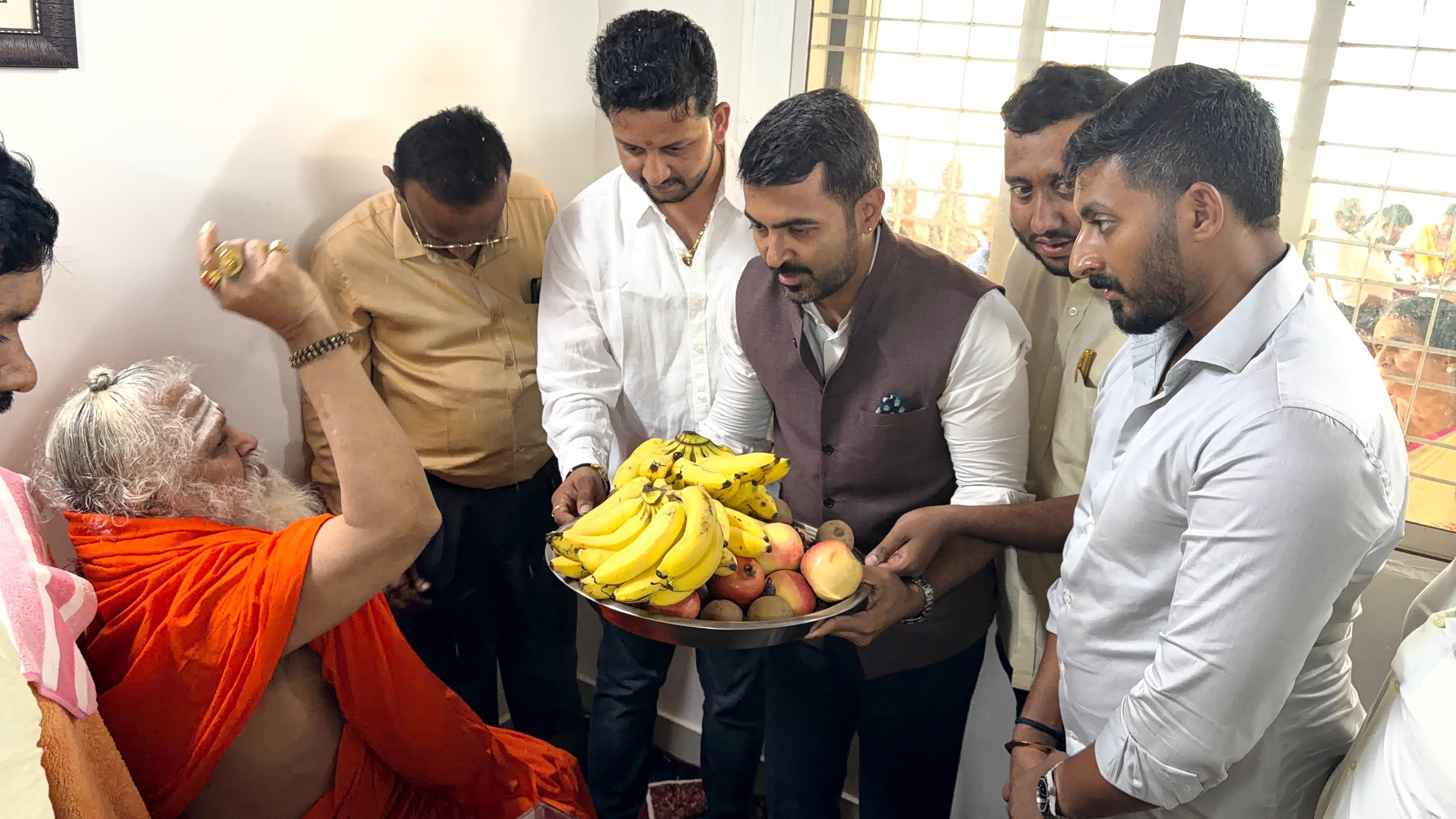 ನೊಣವಿನಕೆರೆ ಅಜ್ಜಯ್ಯ ರವರ ಆಶೀರ್ವಾದ ಪಡೆದ ಶಾಸಕ ಡಾ. ಮಂತರ್ ಗೌಡ