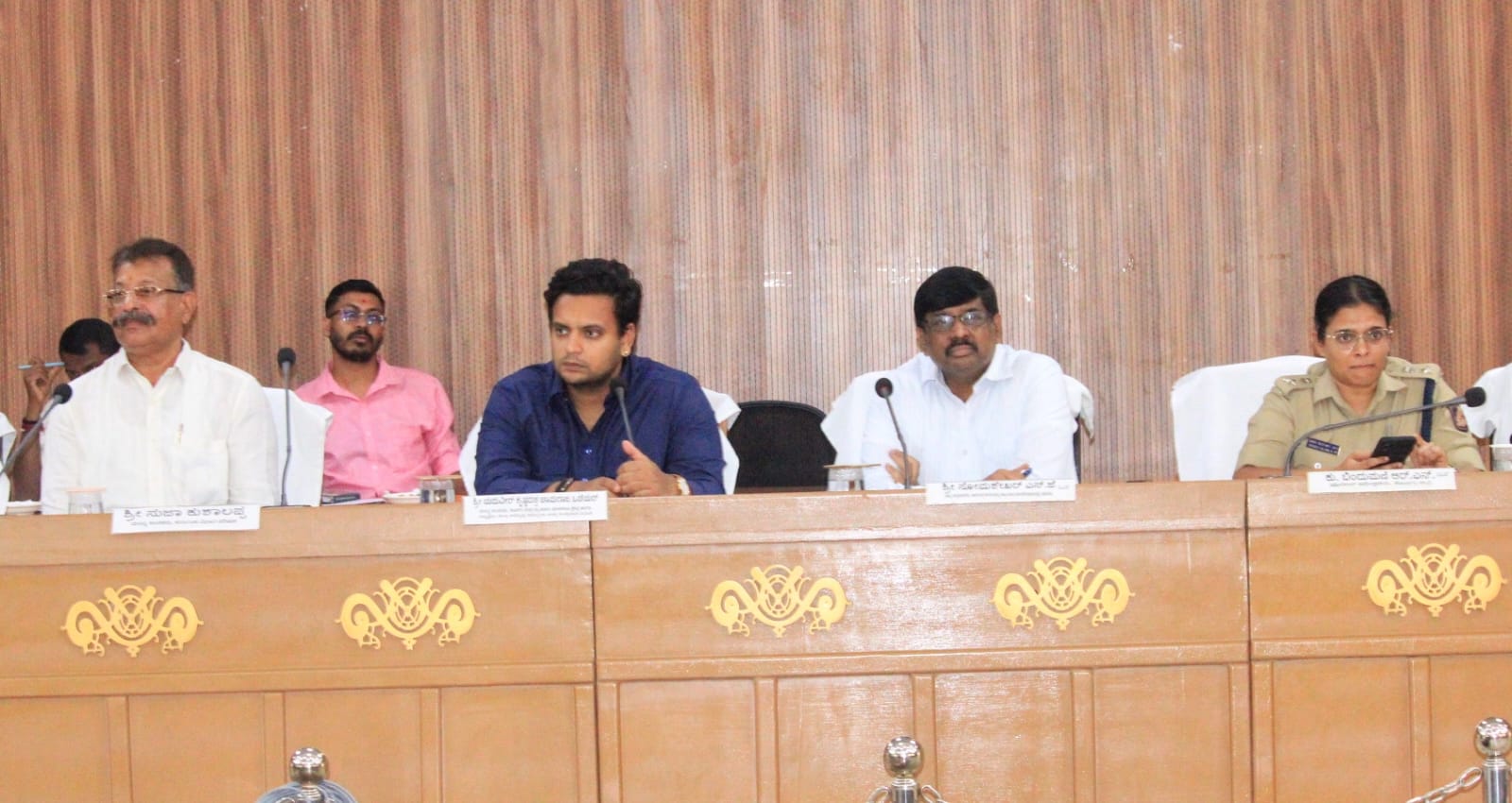 ಜಿಲ್ಲಾ ಅಭಿವೃದ್ಧಿ ಸಮನ್ವಯ ಮತ್ತು ಉಸ್ತುವಾರಿ ಸಮಿತಿ ಸಭೆ ಕೇಂದ್ರ ಪುರಸ್ಕೃತ ಯೋಜನೆ ಸಕಾಲದಲ್ಲಿ ಪ್ರಗತಿ ಸಾಧಿಸಿ: ಯದುವೀರ್ ಕೃಷ್ಣದತ್ತ ಚಾಮರಾಜ ಒಡೆಯರ್