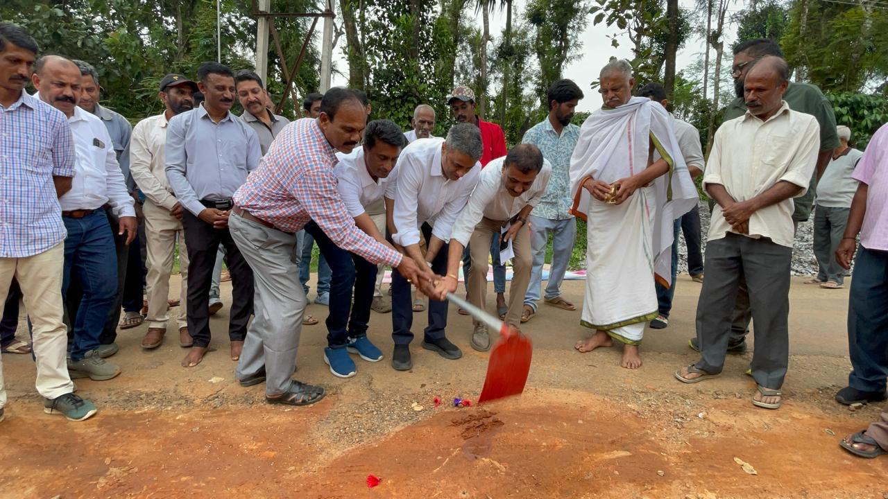 ಬೆಸಗೂರು ಗ್ರಾಮದಲ್ಲಿ ₹1.50 ಕೋಟಿ ರಸ್ತೆ ಕಾಮಗಾರಿಗೆ ಶಾಸಕ ಪೊನ್ನಣ್ಣ ಭೂಮಿ ಪೂಜೆ