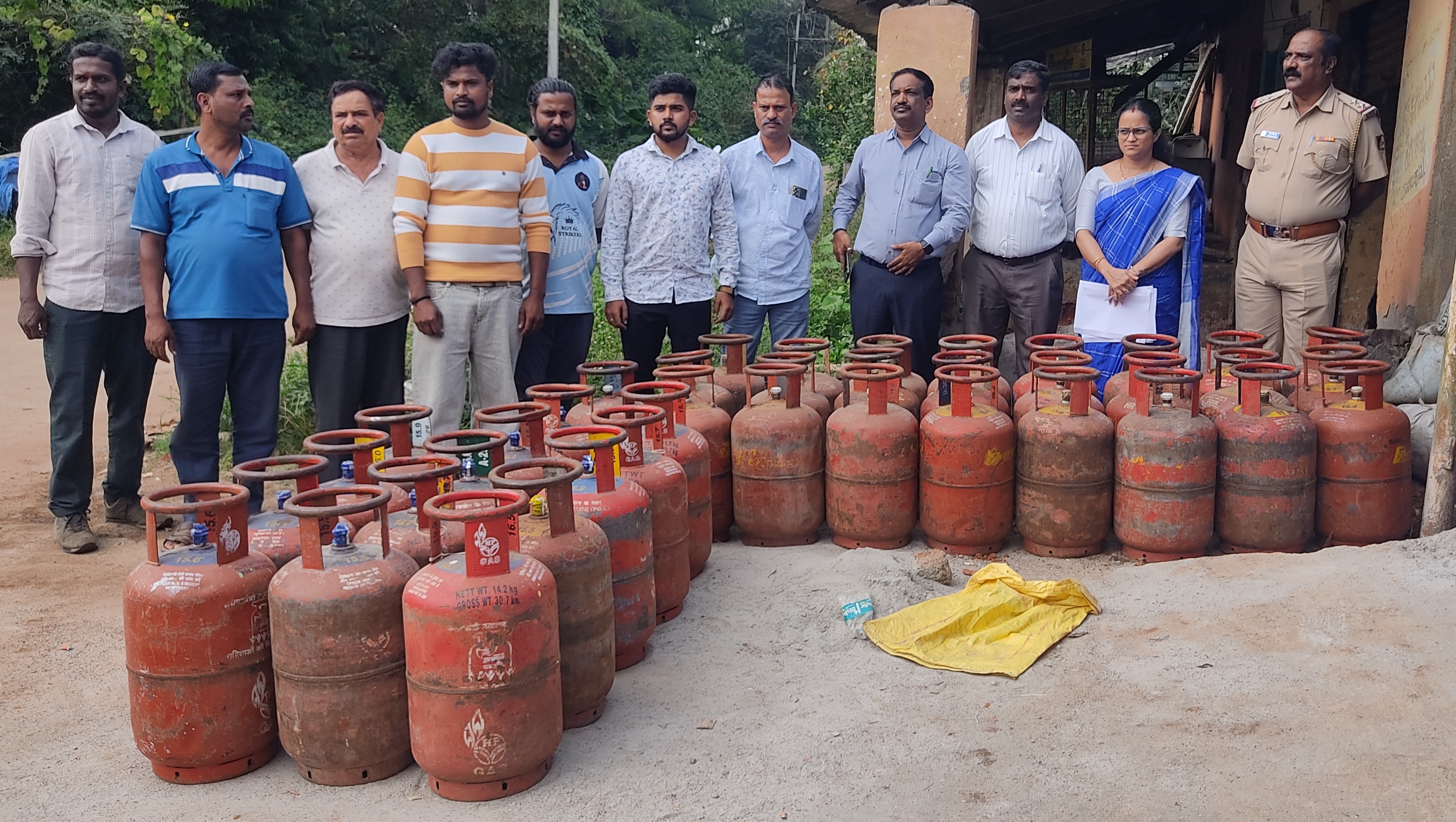 ಅಕ್ರಮ ಅಡುಗೆ ಅನಿಲ ಸಿಲಿಂಡರ್ ದಾಸ್ತಾನು ಪತ್ತೆ; ತಹಶೀಲ್ದಾರ್ ನೇತೃತ್ವದಲ್ಲಿ ದಾಳಿ, 39 ಸಿಲಿಂಡರ್ ವಶ