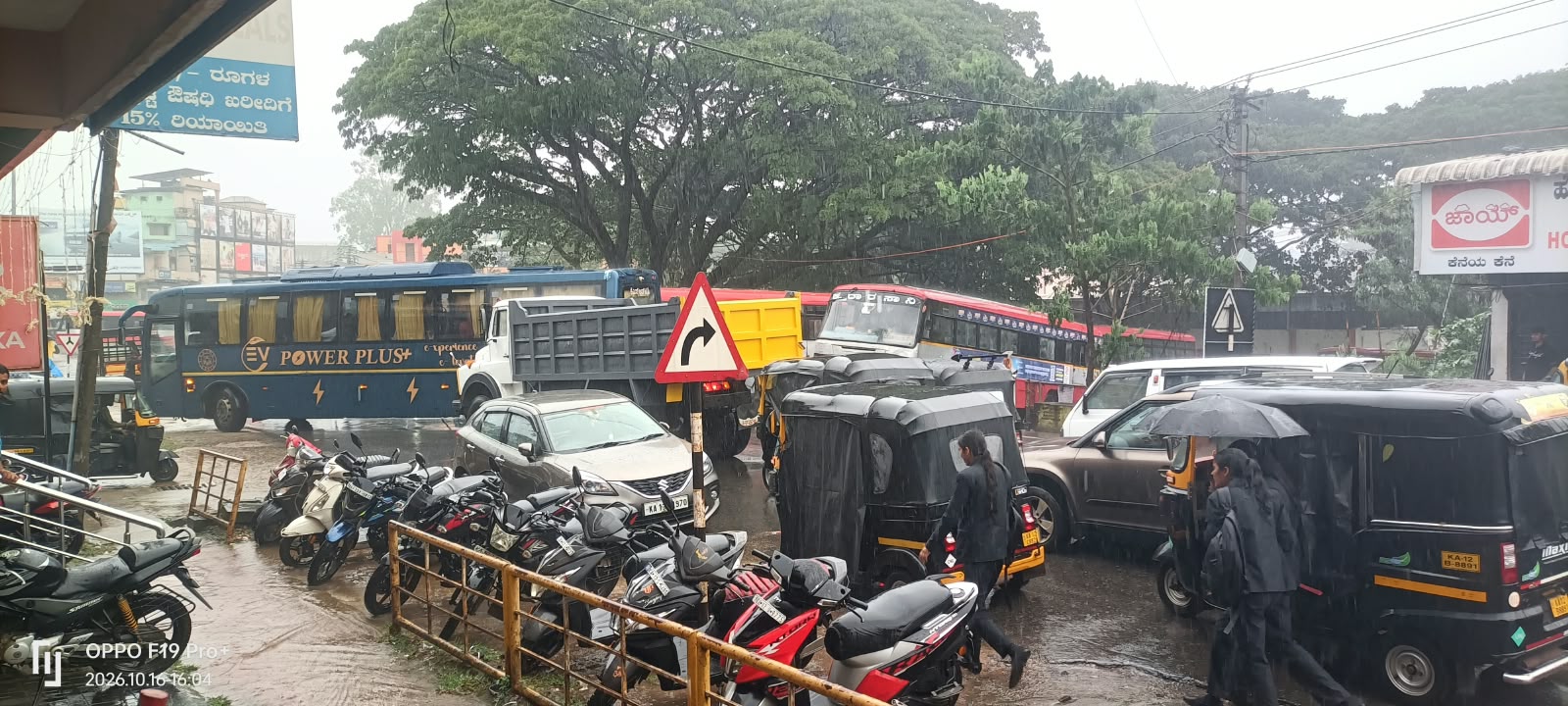 ಕುಶಾಲನಗರ ಸರ್ಕಾರಿ ಬಸ್ ನಿಲ್ದಾಣದ ಬಳಿ KSRTC ಬಸ್-ಪಿಕಪ್ ನಡುವೆ ಅಪಘಾತ