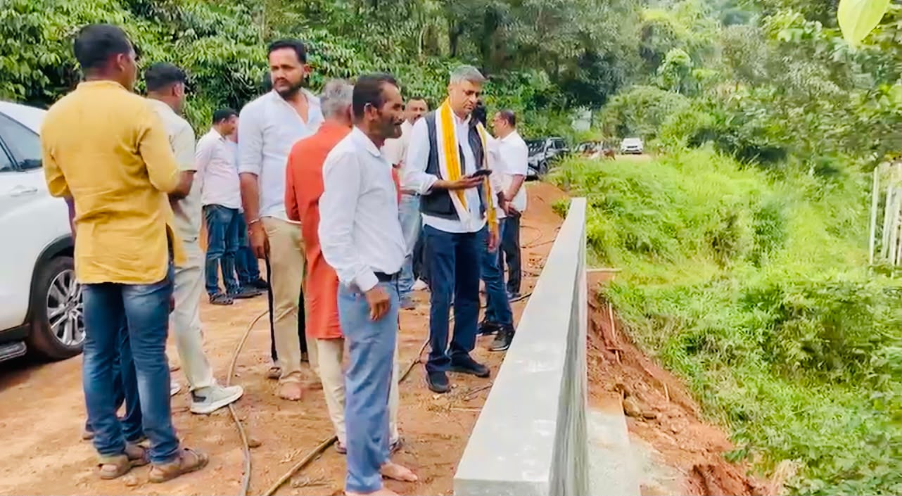 ತೀರ್ಥೋದ್ಭವ ತಯಾರಿ ನಡುವೆ ಕೋಳಿಬೈಲು ಐನ್ ಮನೆ ತಡೆಗೋಡೆ ಪರಿಶೀಲಿಸಿದ ಶಾಸಕ ಪೊನ್ನಣ್ಣ