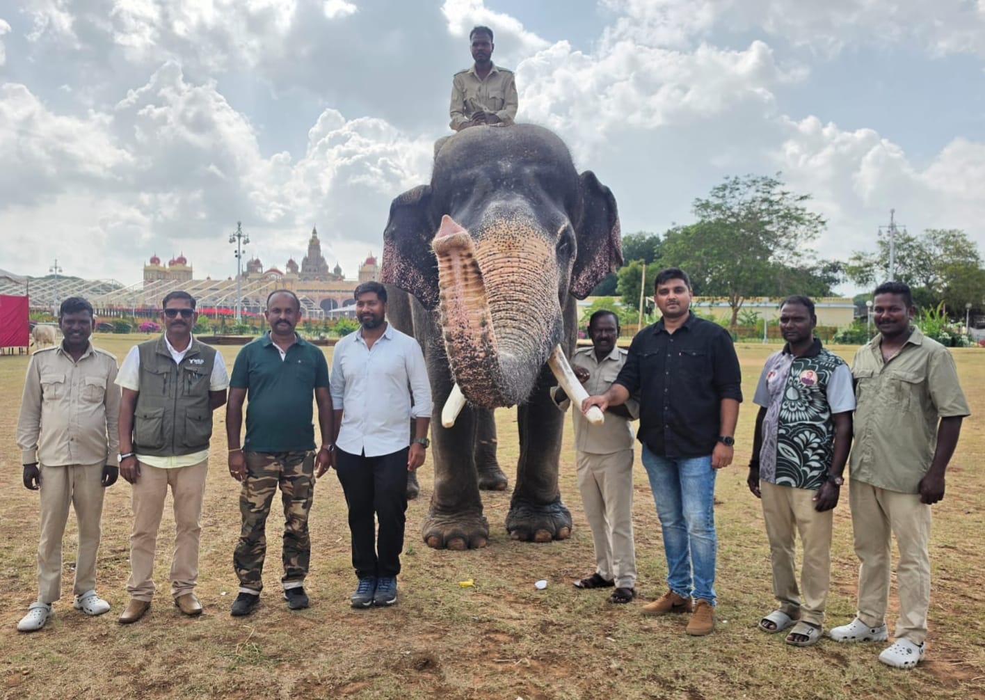 ದಸರಾ ಅಂಬಾರಿ ಹೊರುವ ಗಜ ಪ್ರಶಾಂತನನ್ನು ಭೇಟಿಯಾದ ಅರಣ್ಯ ಇಲಾಖೆಯ ಅಧಿಕಾರಿಗಳು