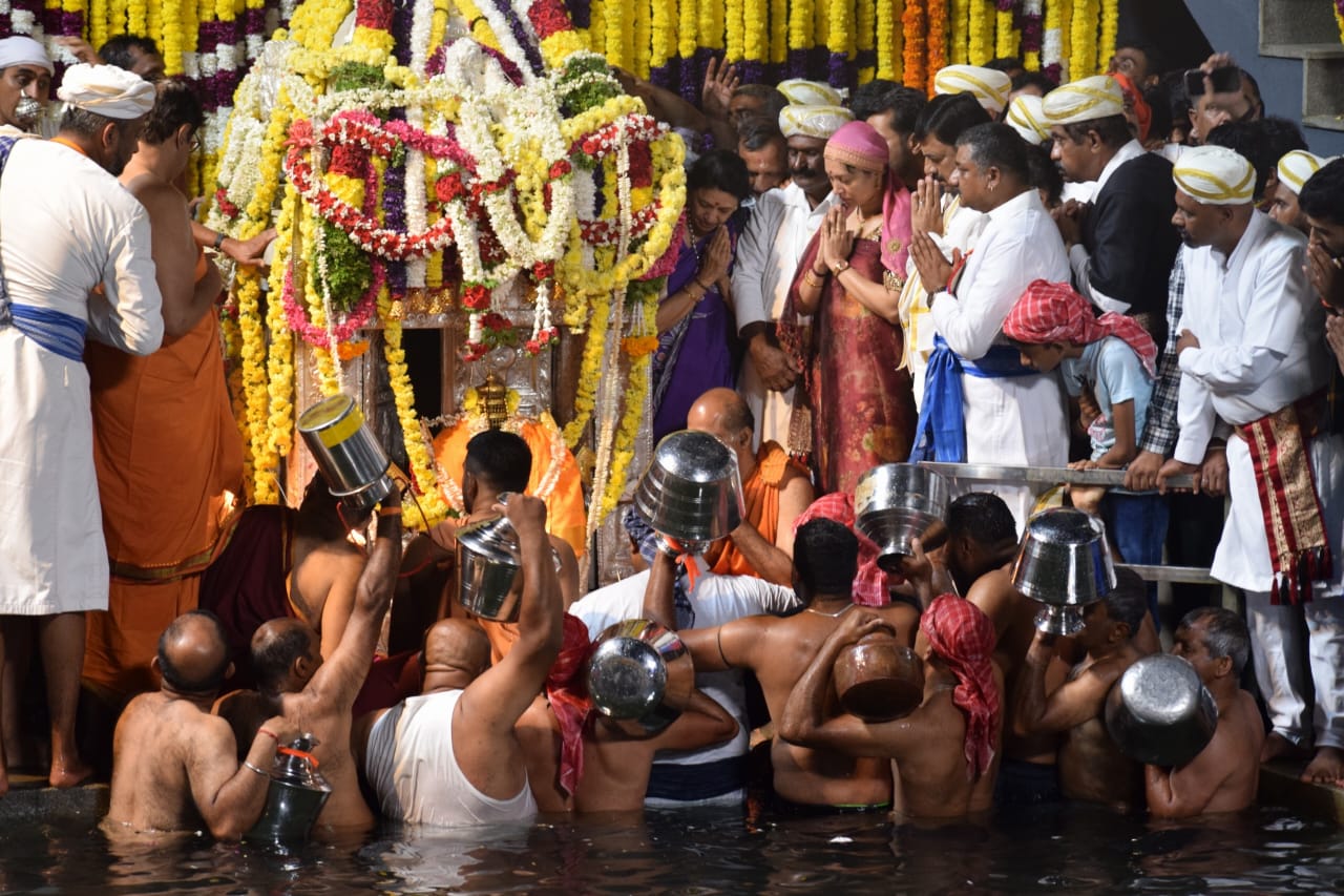 ಕಾವೇರಿ ತೀರ್ಥೋದ್ಭವಕ್ಕೆ ಸಾಕ್ಷಿಯಾದ ಸಾವಿರಾರು ಭಕ್ತರು