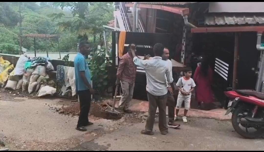ಒಂದು ಮನೆಗೆ ನೀರು ಕೊಡಲು ಇಡೀ ರಸ್ತೆಯನ್ನೇ ಅಗೆದ ನಗರಸಭೆ ಸಿಬ್ಬಂದಿ;ದಸರಾ ಸಂಭ್ರಮದ ನಡುವೆಯೇ ಬದಲಿ ರಸ್ತೆ ಮಾರ್ಗದಲ್ಲಿ ವಾಹನ ಸವಾರರಿಗೆ ಸಂಕಷ್ಟ