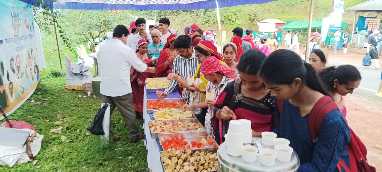 ಕಾವೇರಿ ತೀರ್ಥೋದ್ಭವದಂದು ಎ.ಎಸ್.ಪೊನ್ನಣ್ಣ ಹಾಗೂ ಡಾ.ಮಂತರ್ ಗೌಡ ಅಭಿಮಾನಿ ಬಳಗದಿಂದ ಸೇವಾ ಕಾರ್ಯ : 3 ಸಾವಿರಕ್ಕೂ ಅಧಿಕ ಭಕ್ತರಿಗೆ ಹಣ್ಣು, ತಂಪು ಪಾನೀಯ, ಕಾಫಿ ವಿತರಣೆ