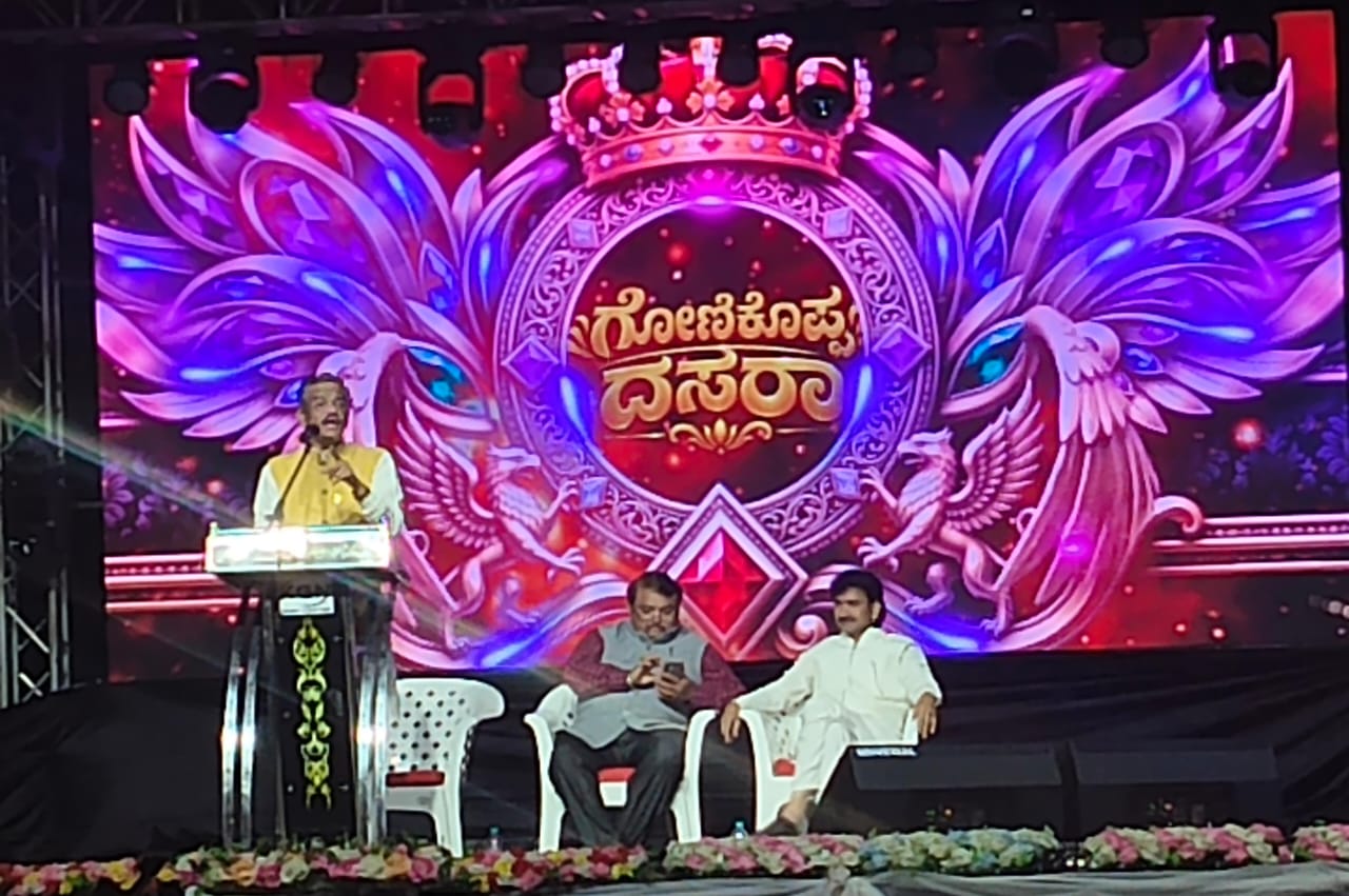 ಗೋಣಿಕೊಪ್ಪಲು ದಸರಾದಲ್ಲಿ ನಗೆ ಹಬ್ಬ; ಪ್ರಾಣೇಶ್, ಜೋಶಿ, ಮಹಾಮನಿ ಹಾಸ್ಯಕ್ಕೆ ನಗೆಗಡಲಲ್ಲಿ ತೇಲಿದ ಪ್ರೇಕ್ಷಕರು