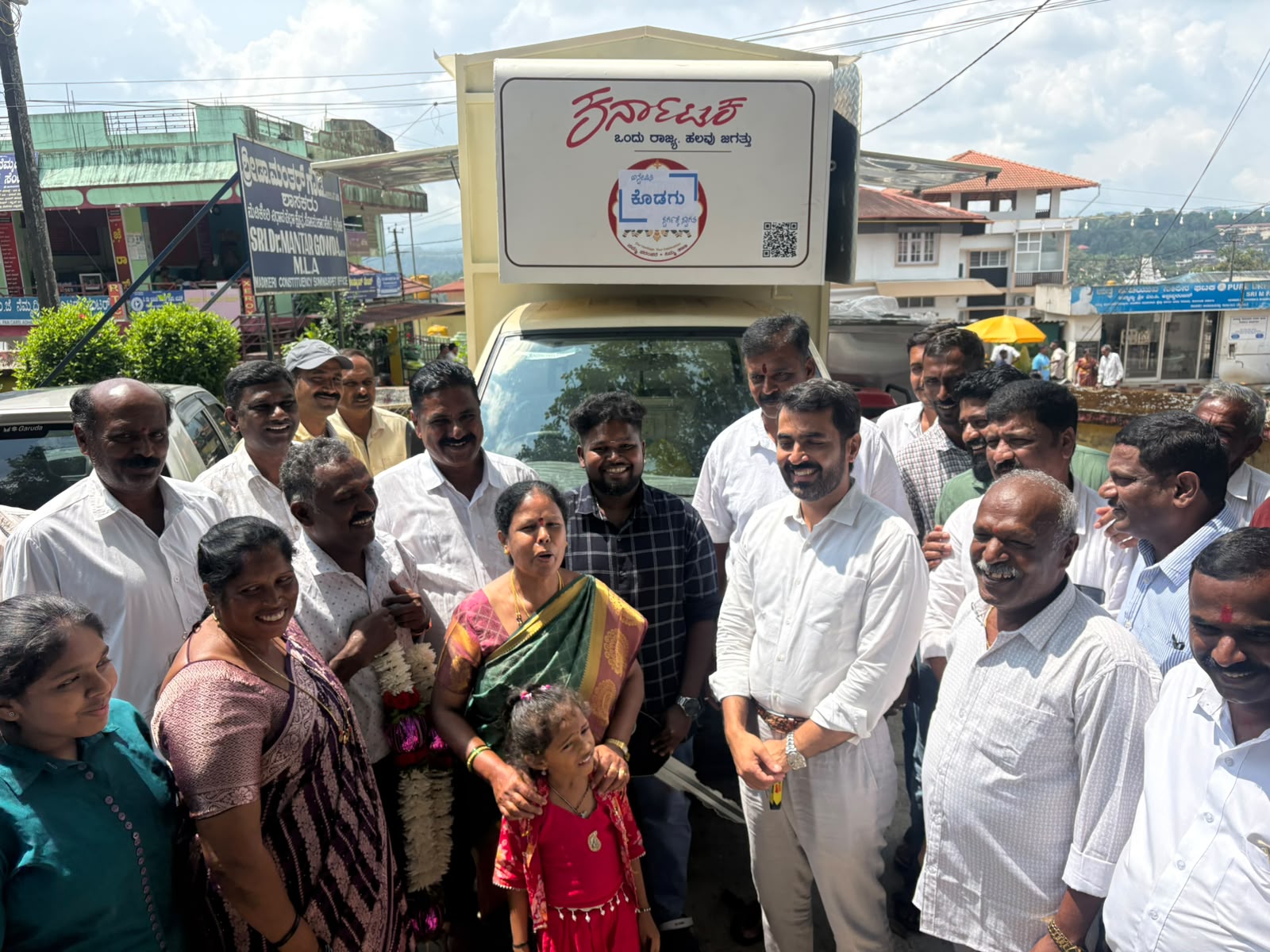 ಮೊಬೈಲ್ ಕ್ಯಾಂಟೀನ್ ವಾಹನ ಹಸ್ತಾಂತರ