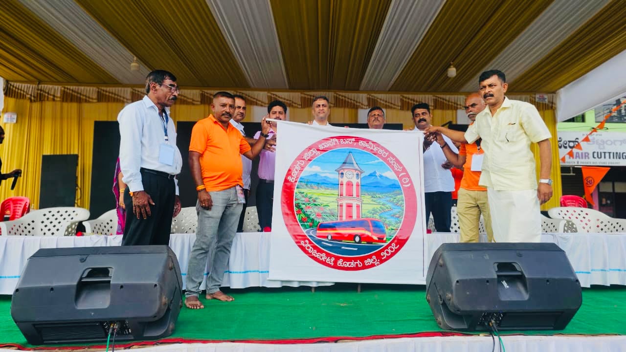 ಖಾಸಗಿ ಬಸ್ ಕಾರ್ಮಿಕರ ಸಂಘದ 19ನೇ ವರ್ಷದ ಆಯುಧ ಪೂಜೆ - ಶಾಸಕ ಎ.ಎಸ್.ಪೊನ್ನಣ್ಣ ಭಾಗಿ