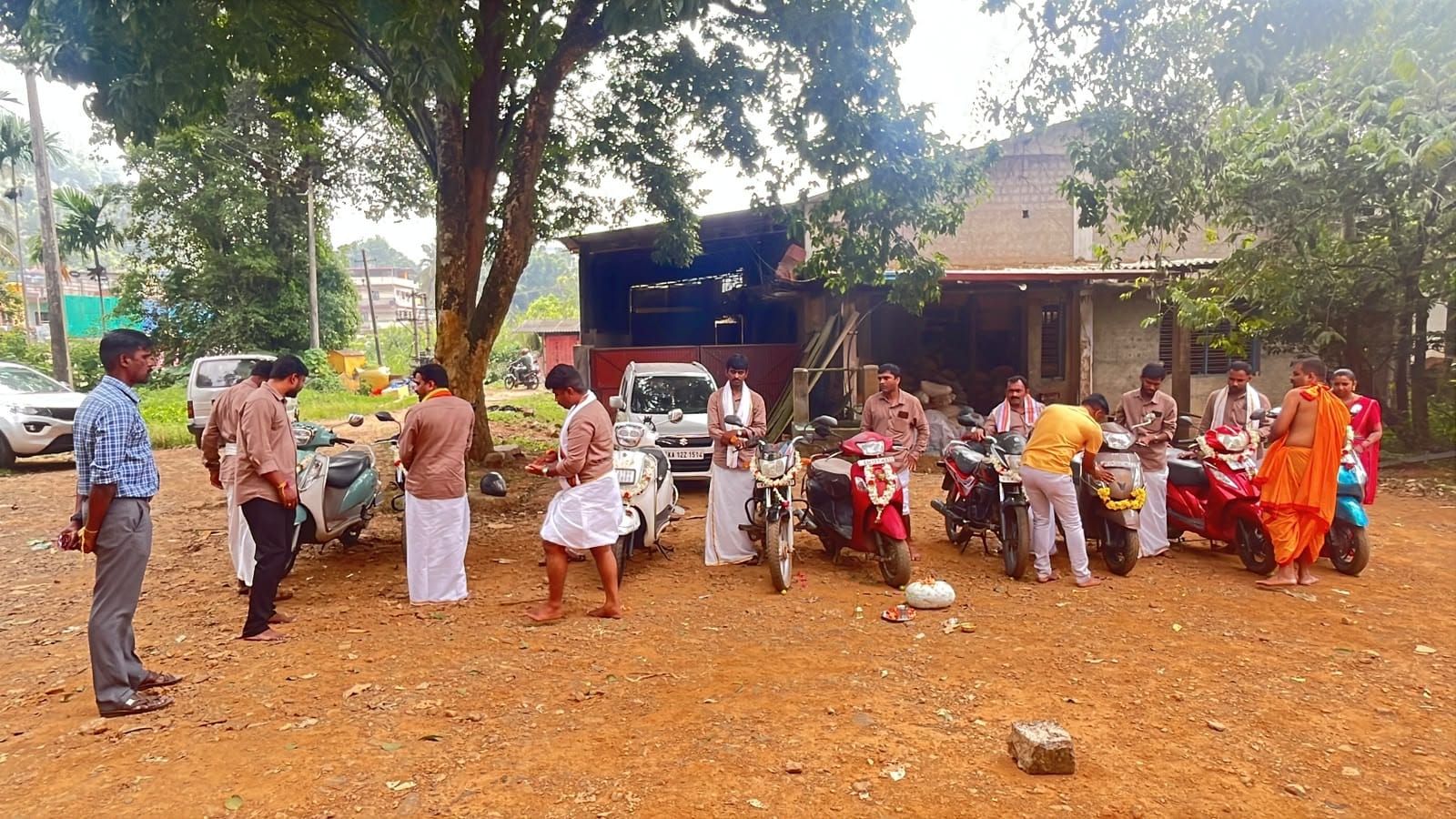 ಶ್ರೀ ಕ್ಷೇತ್ರ ಧರ್ಮಸ್ಥಳ ಗ್ರಾಮಾಭಿವೃದ್ಧಿ ಯೋಜನೆ ಕಚೇರಿಯಲ್ಲಿ ಸಂಭ್ರಮದ ಆಯುಧ ಪೂಜೆ