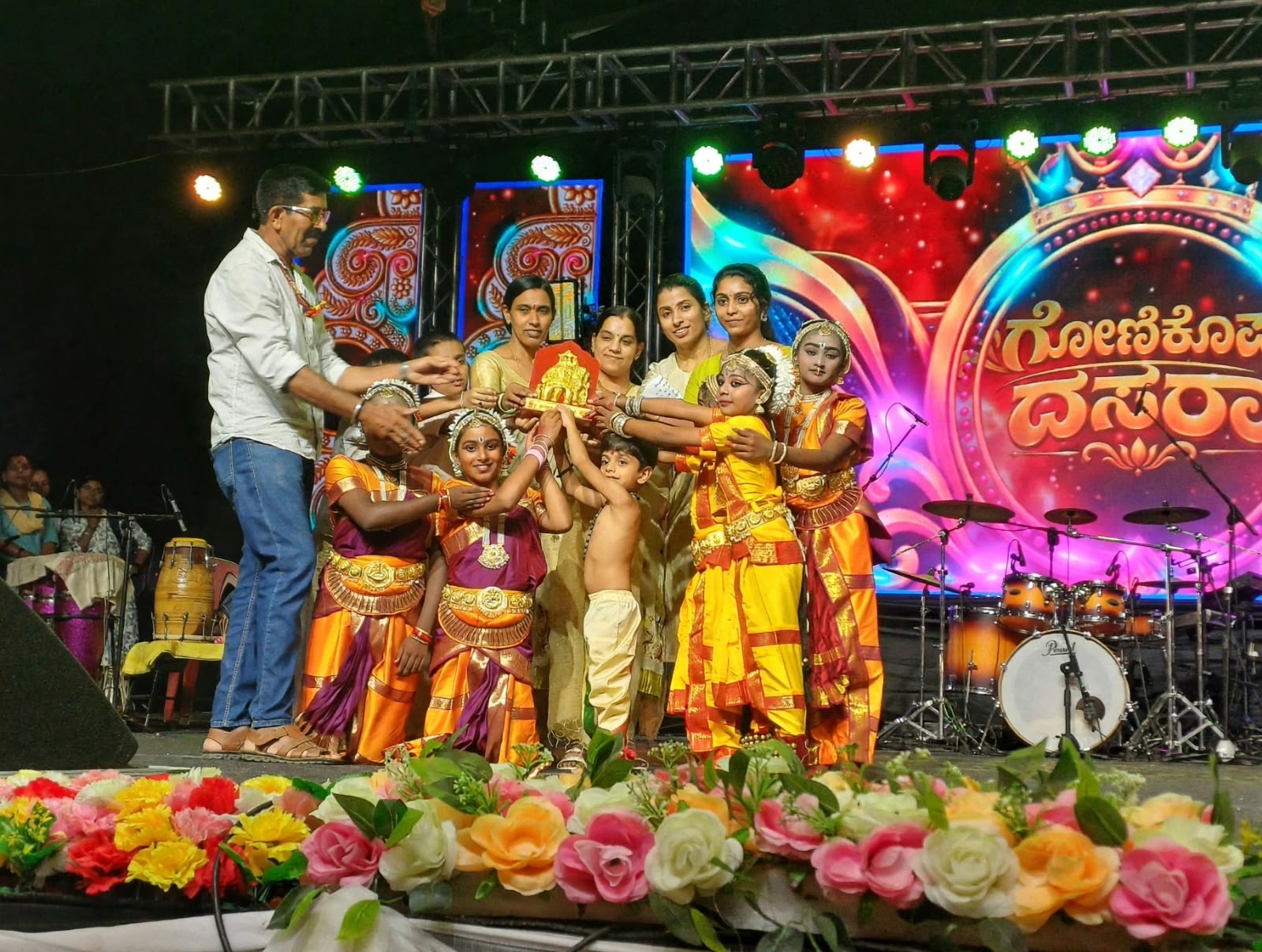48ನೇ ಗೋಣಿಕೊಪ್ಪ ದಸರಾ ಜನೋತ್ಸವದಲ್ಲಿ ನಾಟ್ಯ ನಂದಿನಿ ಮತ್ತು ಸ್ವರ ಕಲಾವಿದರಿಂದ ಭರತನಾಟ್ಯ ಪ್ರದರ್ಶನ