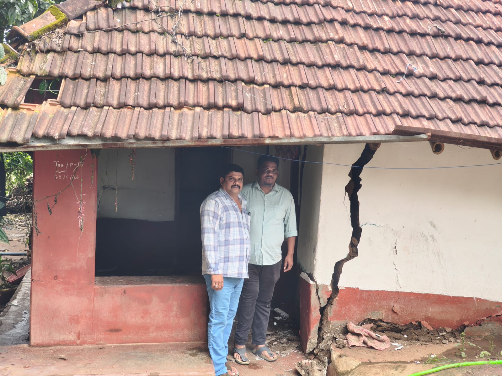 ಮಳೆಗೆ ಮನೆ ಗೋಡೆ ಕುಸಿತ