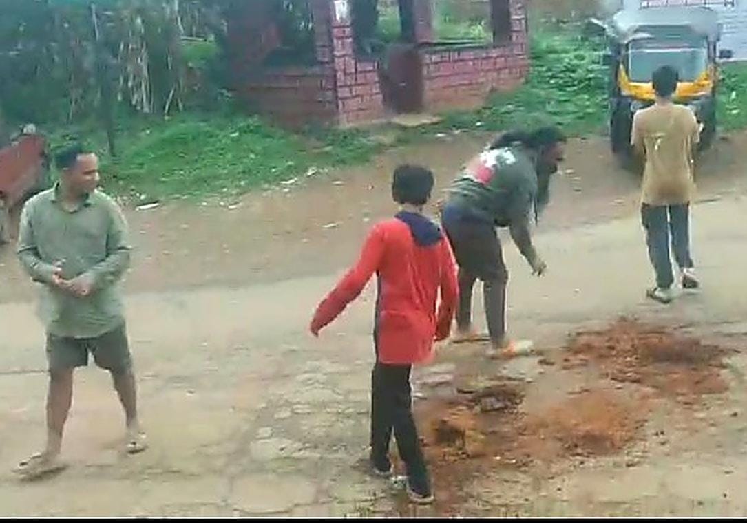 ಚೆಯ್ಯಂಡಾಣೆಯ ರಸ್ತೆಯಲ್ಲಿದ್ದ ಅಪಾಯಕಾರಿ ಗುಂಡಿ ಮುಚ್ಚಿದ ಆಟೋಚಾಲಕರು