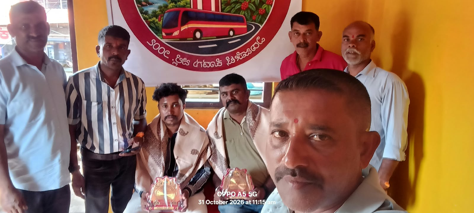ಗರ್ಭಿಣಿಗೆ ಬಸ್ಸಿನಲ್ಲೇ ಪ್ರಸವ ವೇದನೆ: ಸಕಾಲಕ್ಕೆ ಸ್ಪಂದಿಸಿ ಆಸ್ಪತ್ರೆಗೆ ದಾಖಲಿಸಿದ ಬಸ್ ಸಿಬ್ಬಂದಿಗೆ ಜಿಲ್ಲಾ ಖಾಸಗಿ ಬಸ್ ಕಾರ್ಮಿಕರ ಸಂಘ ವಿರಾಜಪೇಟೆ ವತಿಯಿಂದ ಸನ್ಮಾನ