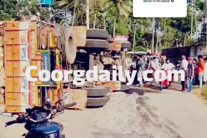 ಹೊದ್ದೂರು:ಚಾಲಕನ ನಿಯಂತ್ರಣ ತಪ್ಪಿ ಟಿಂಬರ್ ಲಾರಿ ಪಲ್ಟಿ