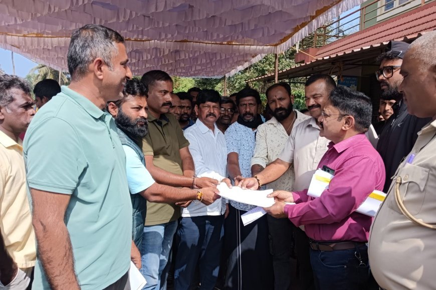 ಮರಗೋಡಿನಲ್ಲಿ ದುರಸ್ಥಿ ಕಾಣದ ರಸ್ತೆ: ಬೇಸೆತ್ತ ಗ್ರಾಮಸ್ಥರಿಂದ ರಸ್ತೆ ತಡೆ ಪ್ರತಿಭಟನೆ, ಅಧಿಕಾರಿಗೆ ತರಾಟೆ
