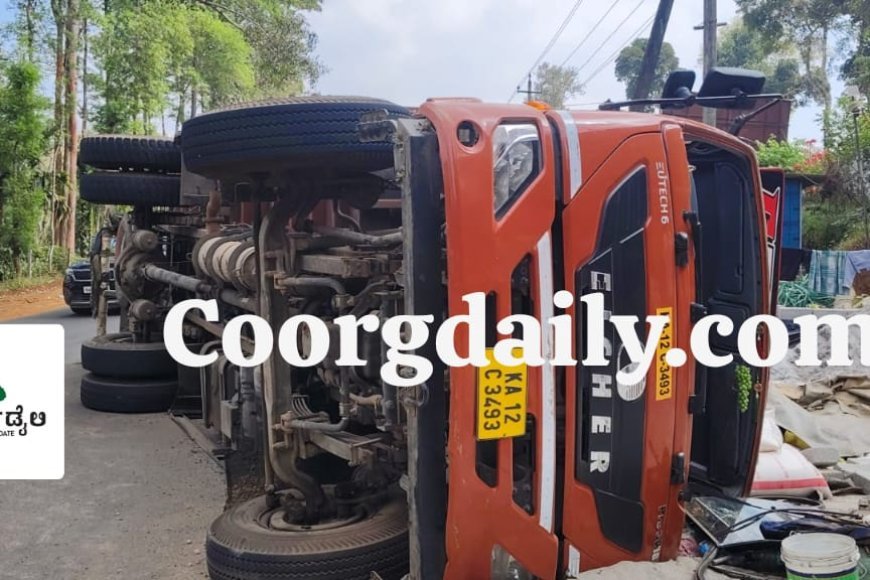 ಗೋಣಿಕೊಪ್ಪ:ಯೂರಿಯಾ ಗೊಬ್ಬರ ತುಂಬಿದ ಲಾರಿ ರಸ್ತೆಯಲ್ಲೇ ಪಲ್ಟಿ
