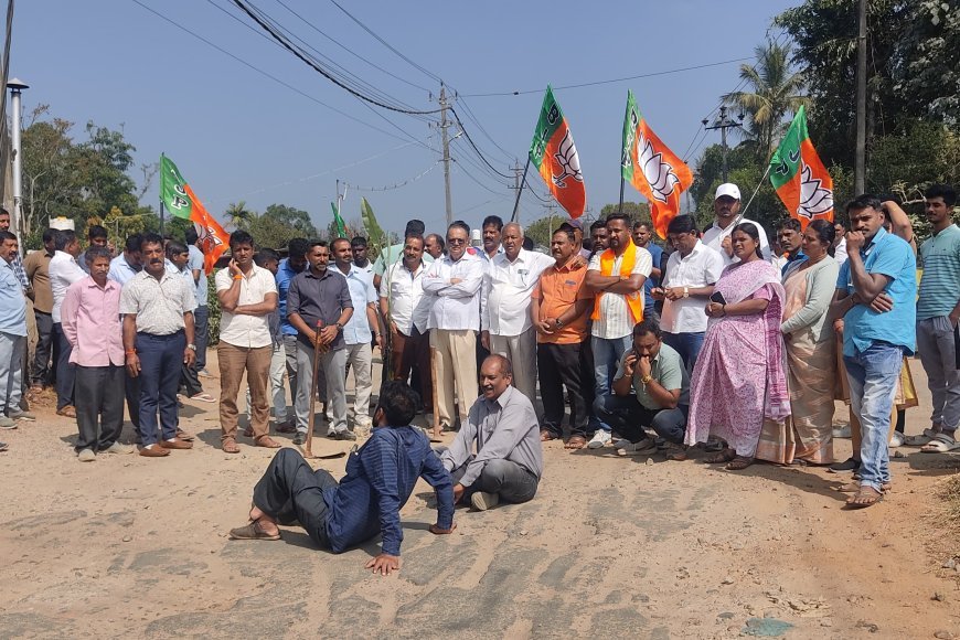 ಸೋಮವಾರಪೇಟೆ;ರಸ್ತೆ ಅವ್ಯವಸ್ಥೆ ಖಂಡಿಸಿಬಾಳೆಗಿಡ ನೆಟ್ಟು,ರಸ್ತೆ ತಡೆ ನಡೆಸಿ ಪ್ರತಿಭಟಿಸಿದ ಮಂಡಲ ಬಿಜೆಪಿ