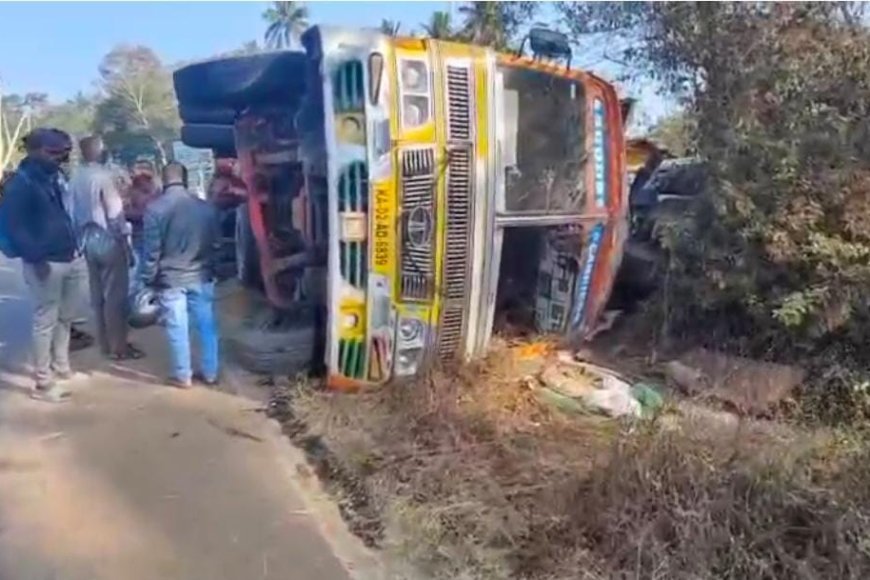 ಸುಂಟಿಕೊಪ್ಪ: ಅಪಘಾತಕ್ಕೀಡಾದ ಕಾರಿನ ಮೇಲೆ ಬಿದ್ದ ಮರದ ದಿಮ್ಮಿ ಸಾಗಿಸುತ್ತಿದ್ದ ಲಾರಿ!