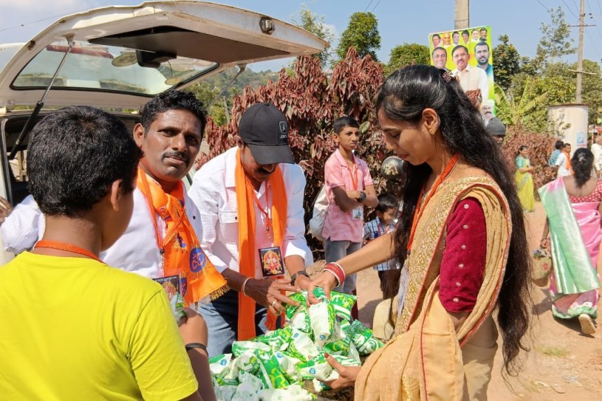 ಗುಂಡಿಬೈಲಿನಲ್ಲಿ ಶಿವರಾತ್ರಿ ಹಬ್ಬದ ಮಹೋತ್ಸವದ ಮೆರವಣಿಗೆಯಲ್ಲಿ ಭಕ್ತರಿಗೆ ತಂಪು ಪಾನೀಯ ವಿತರಿಸಿದ ಜಾನ್ಸನ್ ಪಿಂಟೋ